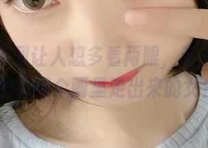 原图低调到让人想多看两眼,蓝色制服的51酱就像个画里走出来的女生。