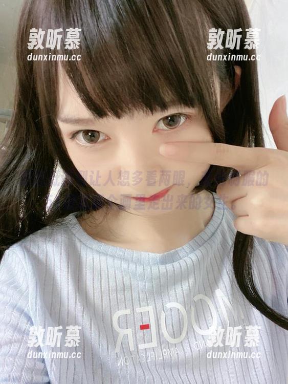 原图低调到让人想多看两眼，蓝色制服的51酱就像个画里走出来的女生。