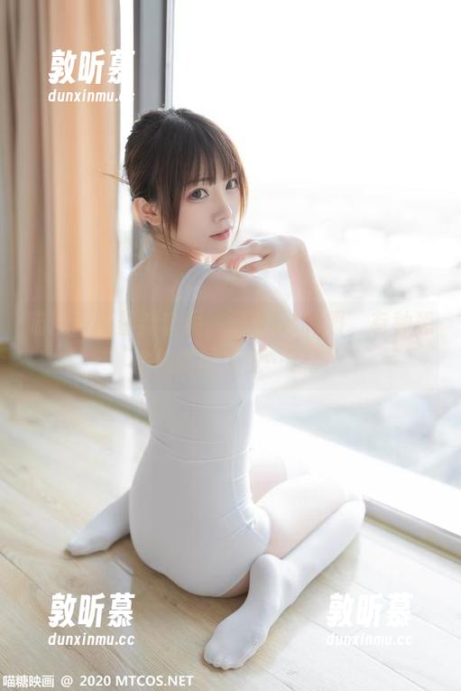 喵糖映画最新套图，深蓝JK制服，有种想偷偷瞄的感觉…嘘。