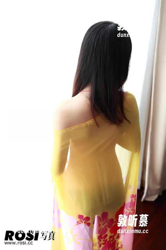 ROSI的连体衣写真集：挤压与松弛之间的完美平衡？