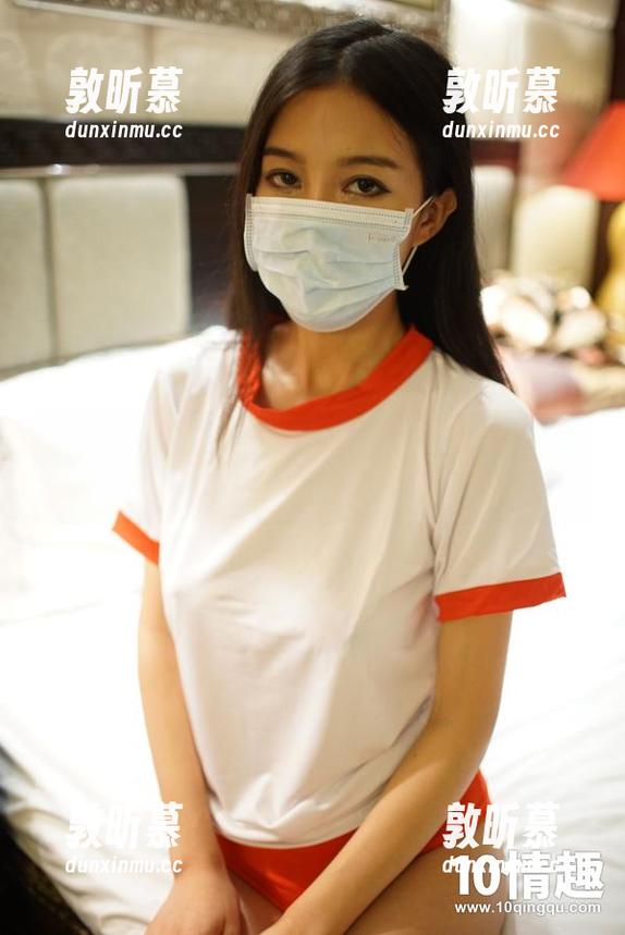 白色丝袜的优雅舞蹈——在ROSI的写真套图中