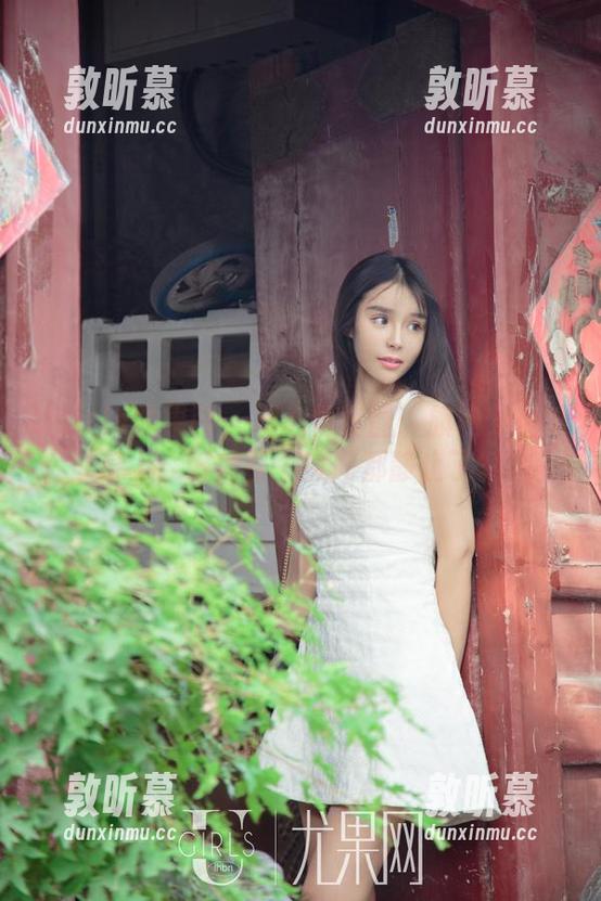 UGirls尤果网 - 周心情套图：旗袍穿在她身上，好像整个空间都静止了。