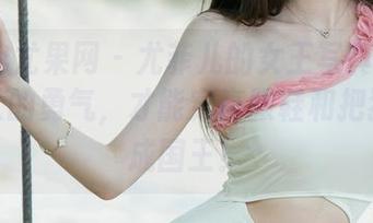 UGirls尤果网 - 尤菲儿的女王写真：这得有多大的勇气，才能穿高跟鞋和把猫子拍成国王！