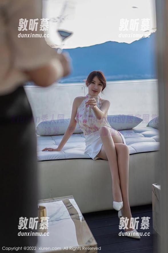 Xiuren秀人网 - 木木hanna的居家图集：沙发、毯子还有那盘水果