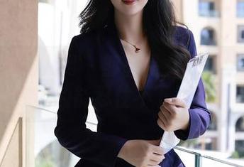 Xiuren秀人网 - 邹晶晶女王红裙图集：你真的能忍住不下载吗？