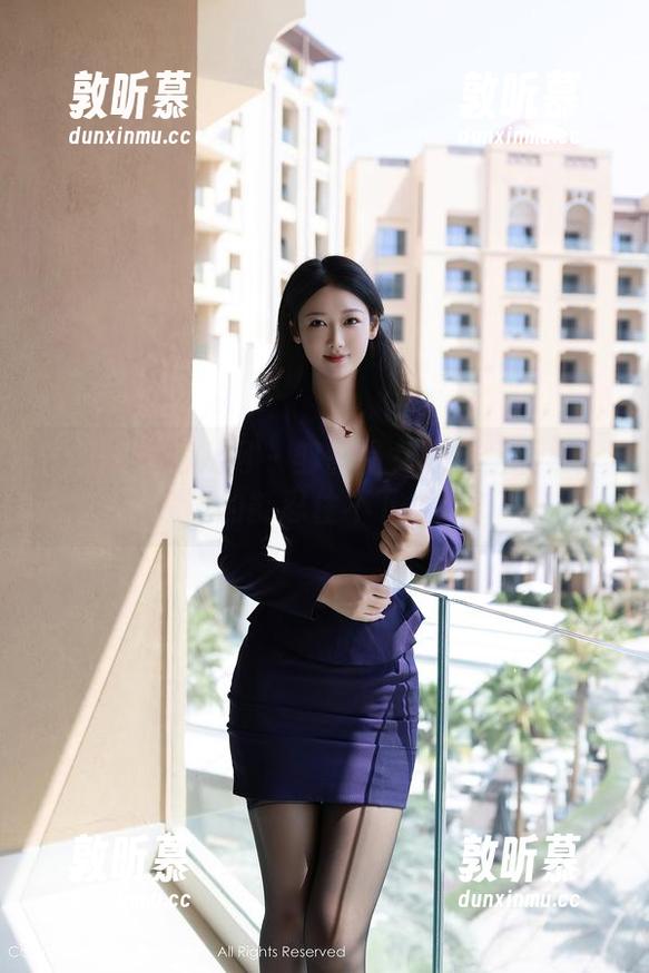 Xiuren秀人网 - 邹晶晶女王红裙图集：你真的能忍住不下载吗？