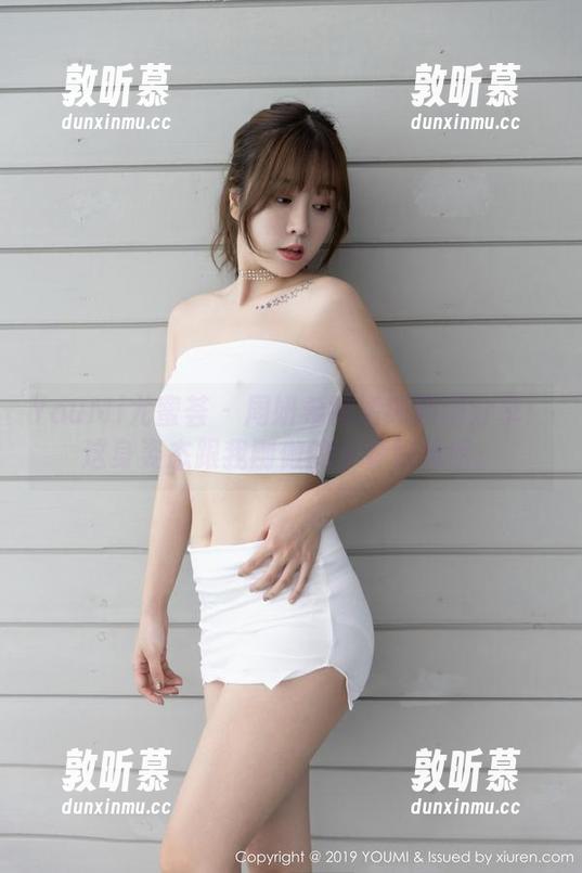 YouMi尤蜜荟 - 周妍希的清纯原图分享：这身姿态跟我刚做的早餐好像哦。