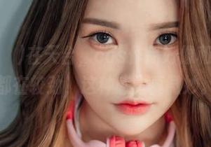 Yuka(유카)在天台，cos作品好像和整个建筑都在较劲，这种感觉真微妙。