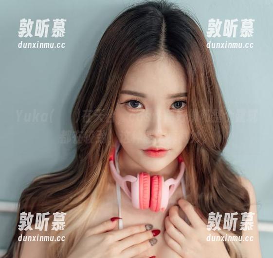 Yuka(유카)在天台，cos作品好像和整个建筑都在较劲，这种感觉真微妙。