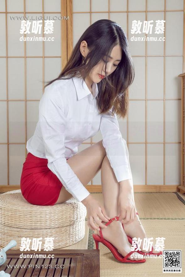 丽柜 - 泳池里的菲菲——写真之中藏着些微腥味的暧昧