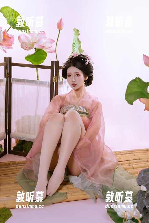 原图里的云溪溪奶桃：甜罚又双全，壁纸版简直无法抵挡