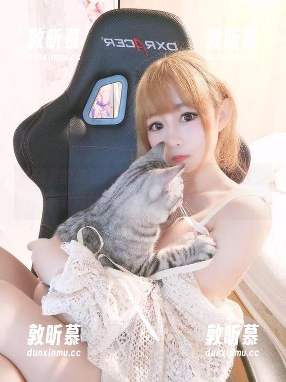 原图里的依依超级懒媚娘，完全不怕镜头，反而让我想找个地方躲起来！