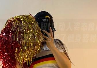 微密圈 - 更新！俏妞t以动人姿态推广运动，不小心把沙发当成了健身器材。
