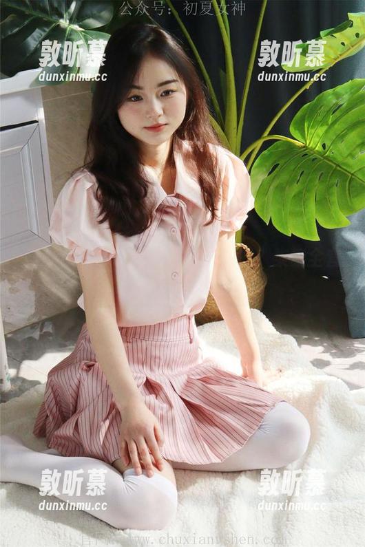 初夏女神 - 长腿是怎样炼成的？柒柒全套图片带你见证！
