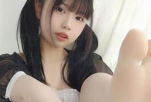 搞事情的在线图集:十万珍吱伏特告诉你职业装也可以玩出点花样?