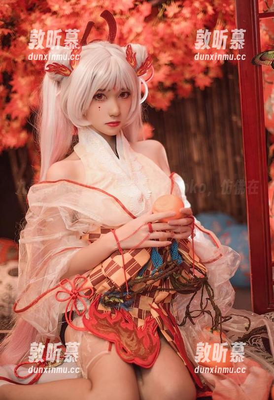 九灵常服图包里的南桃Momoko，仿佛在窃窃私语