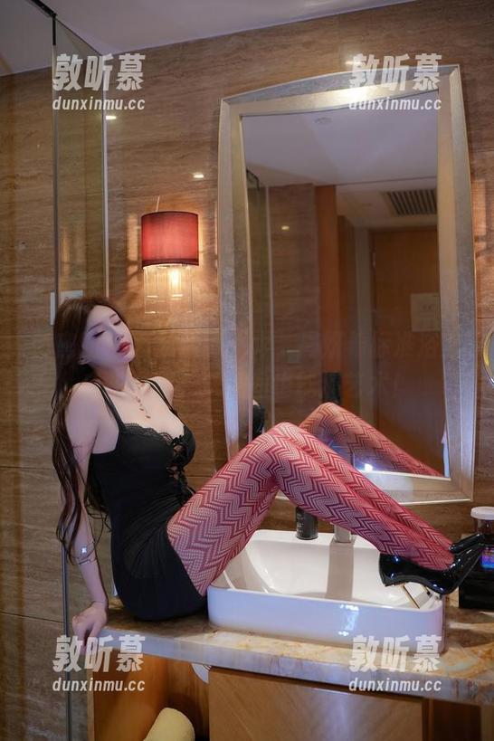 微密圈 - 图册精彩无限，周妍希标准浴室自拍原图，洗手间也能搞艺术！