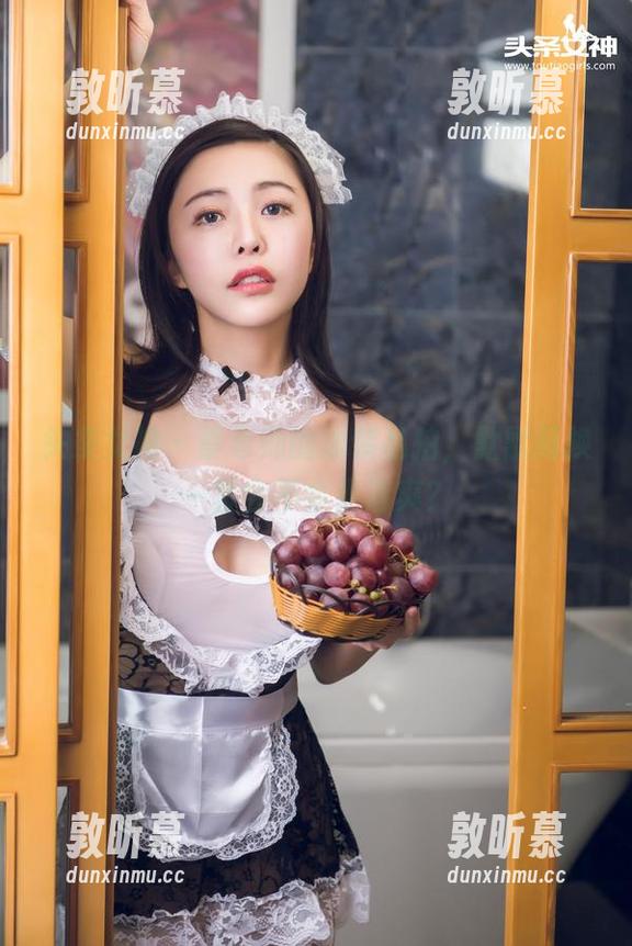 头条女神 - 蔡老师的泳装私拍，默默问换一套会不会更清爽？