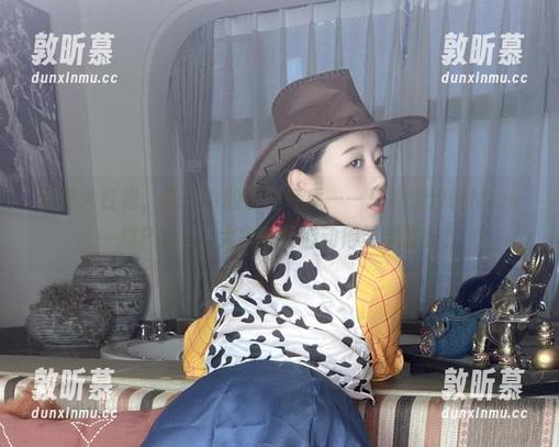 精选大红帽，美图中的古怪气质——只要奈汐酱Nice一摆Pose，大家都要心动得瑟瑟发抖！