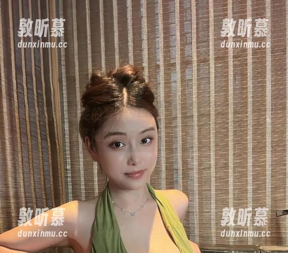 微密圈 - 奶雯的写真我们来啦，天使般的温柔，分享她的小日常与奇思妙想。