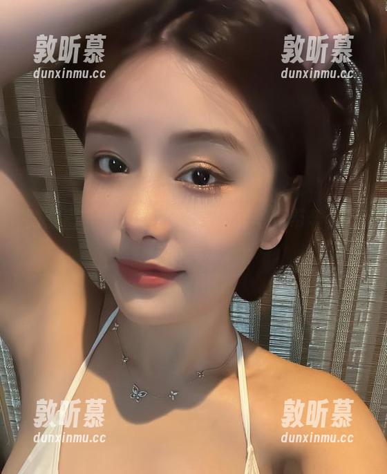 微密圈 - 奶雯白衬衫，定制写真带着点不羁的气息。