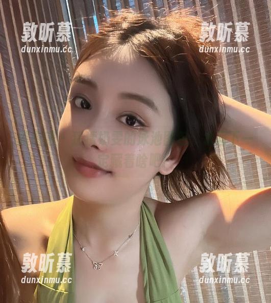 微密圈 - 猜猜奶雯的泳池图包，水面下一定藏着啥吧！