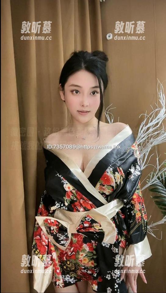 微密圈 - 这组黑色美图，奶雯的私拍是要挑战我的审美吗？太有意思了，看得我好奇心满满。