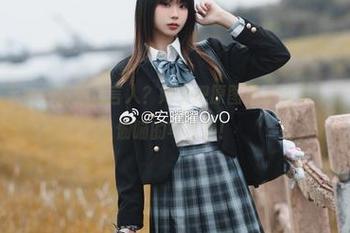 “安曜曜，毛衣的最佳代言人？她又把原图扔了回来！”——让人想偷瞄的写真集！