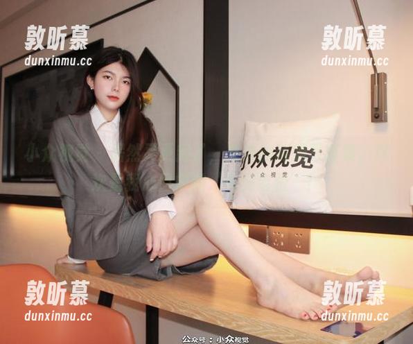 小众视觉 - 居然又更新了，艾迪的制服写真集，这次是我心目中的‘完美老板’！
