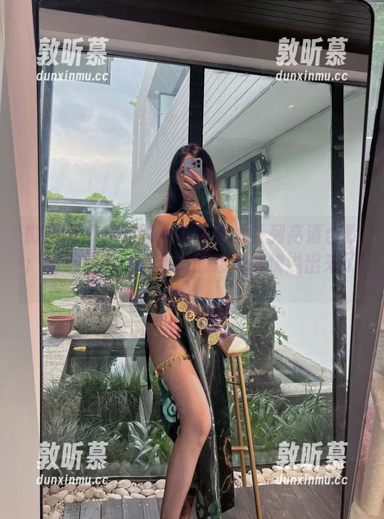 微密圈 - 小玉吃果冻马甲线系列高清合集：看这腹肌，运动员的怨气都快溢出来了。