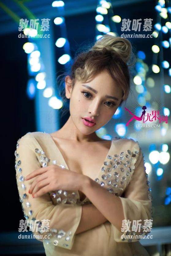 尤果网 - 图库更新！孙晚桐的连衣裙，远远看是裙子，近看确实快乐无死角！