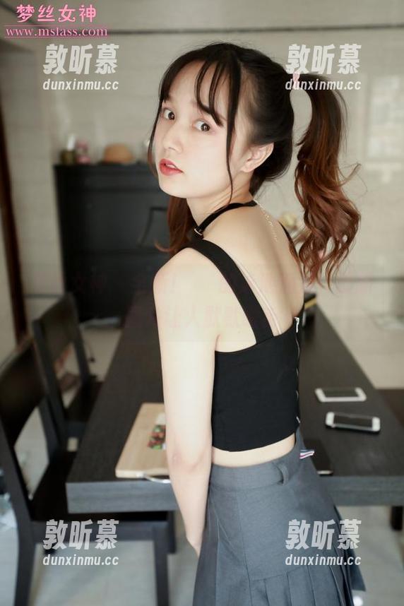 梦丝女神 - 全新！玥玥的泳池派对，最新图片让人默默咂舌