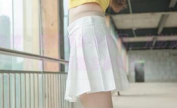 梦丝女神 - 魏婷婷泳池套图:光影游走,下载后可能会被吸引。