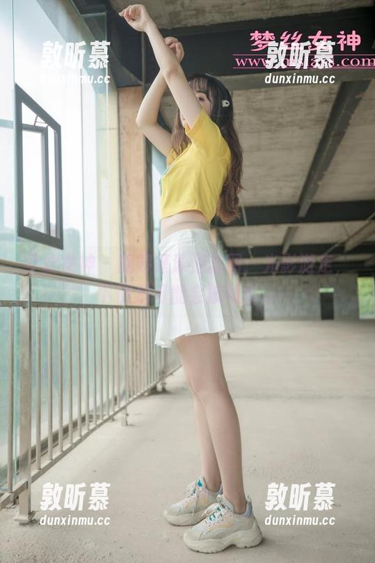 梦丝女神 - 魏婷婷泳池套图：光影游走，下载后可能会被吸引。