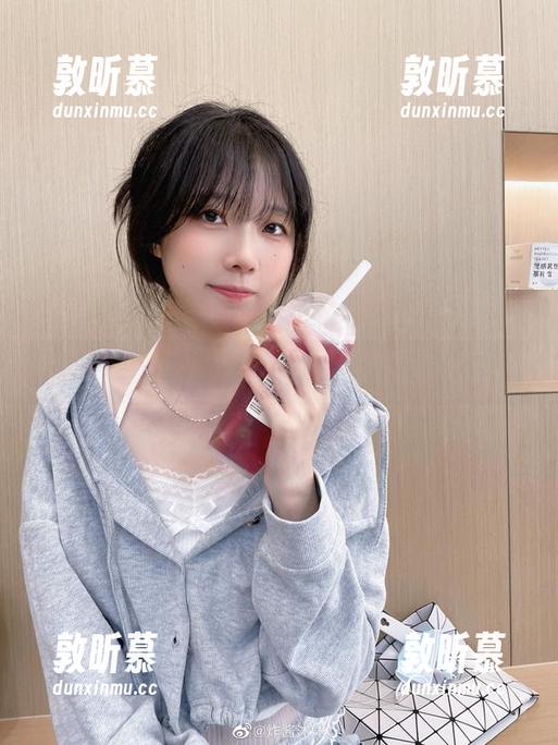 炸酱沐沐的白衬衫写真，让人想多看几眼