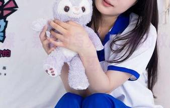 物恋传媒 - 菜菜的写真里，树的纹路比我的发型还乱！