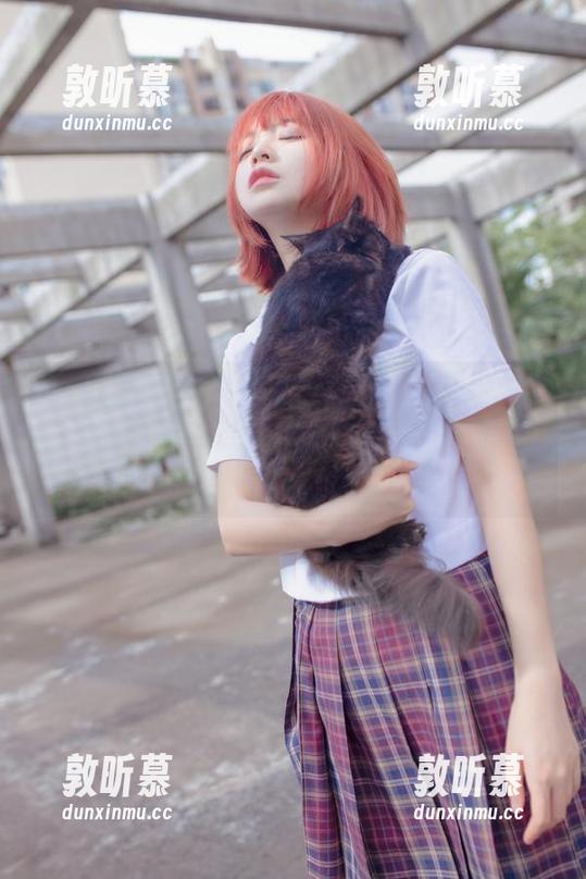 看疯猫ss在水手服和睡衣间切换的样子，这图片的作品让我不禁想起了小时候的恶作剧。