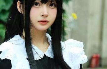 白莉爱吃巧克力穿着高跟鞋,cos得我都想给她码个大大的赞!点击下载,体验不一样的优雅吧!