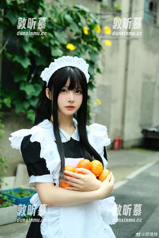 白莉爱吃巧克力穿着高跟鞋，cos得我都想给她码个大大的赞！点击下载，体验不一样的优雅吧！