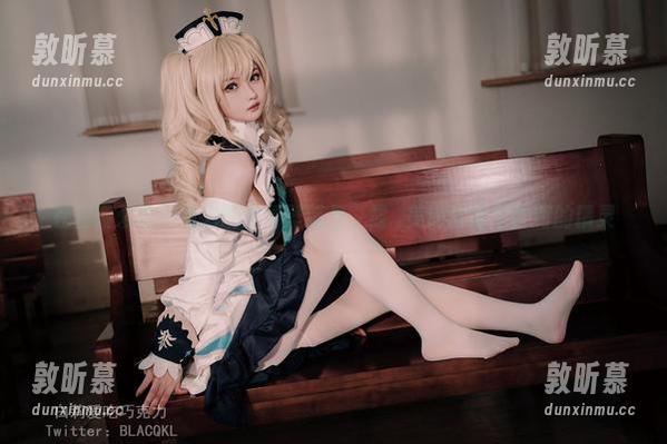 在白莉爱吃巧克力的高清壁纸里，霞沢美游就像个梦游的精灵