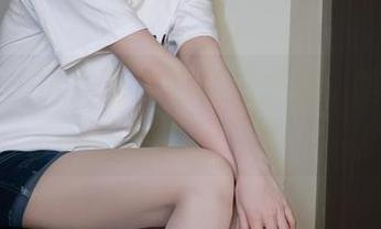 微密圈 - 白龙猫女的私拍之旅：陷入肉丝白蕾丝的迷雾
