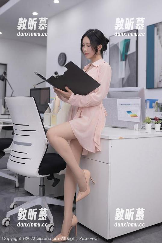 秀人网 - 在七米baby绘制的粉色云朵里，高清壁纸也可以是快乐的漂流瓶！