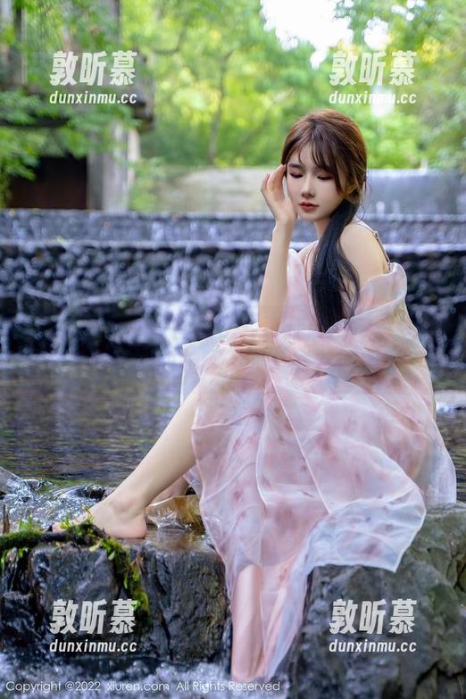 秀人网 - 图片扎心了：李佳芮Cherie开心地展示她的长腿，我只能默默感慨。