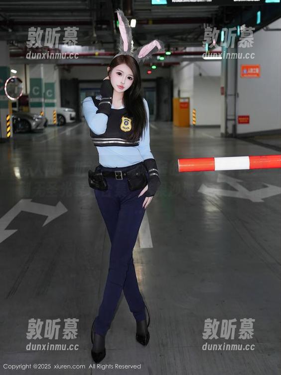 秀人网 - 听说萝莉悠悠酱的冬天其实在录制无圣光夏日合集，结果沙滩变成了冰箱…