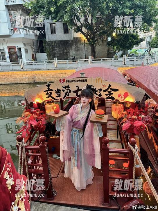 当秋山AkI过圣诞：她的cos就像惊喜包一样，打开是“皇家七彩糖”！