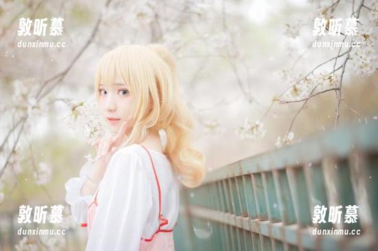 美图中的陷阱：看花柒Hana如何用红裙撩动审美神经