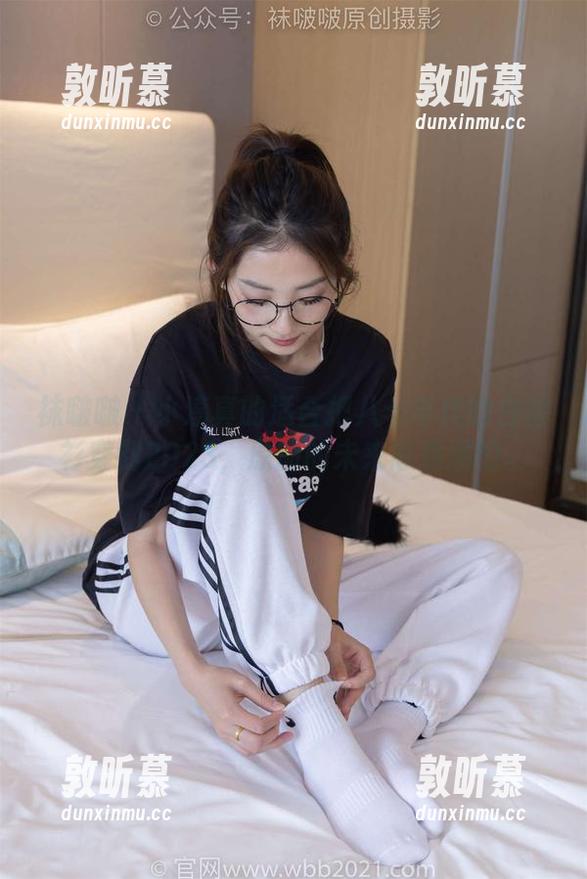 袜啵啵 - 小淳真的适合把八十年代的白衬衫穿到2023，原图的未来感满满的。