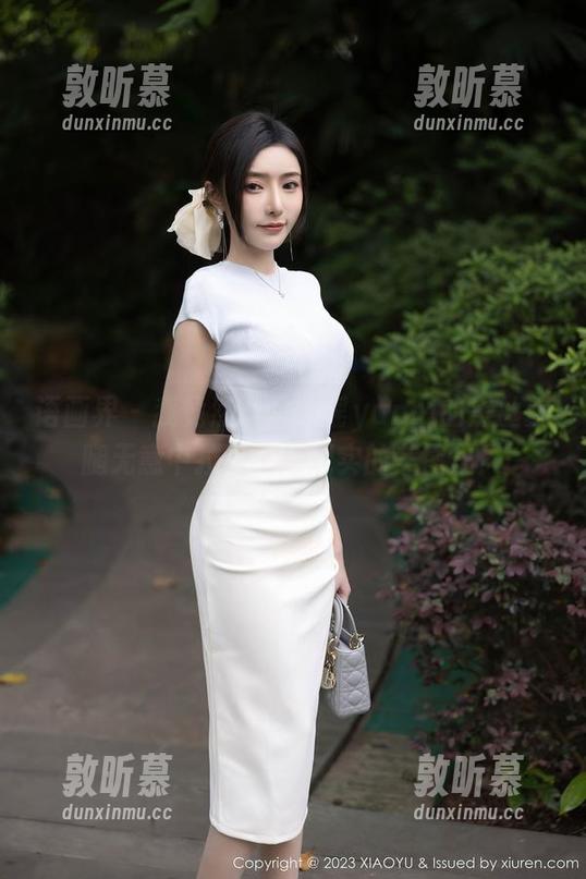 语画界 - 我竟然被王馨瑶yanni的黑丝美腿无意中拉进了超现实的美图里！
