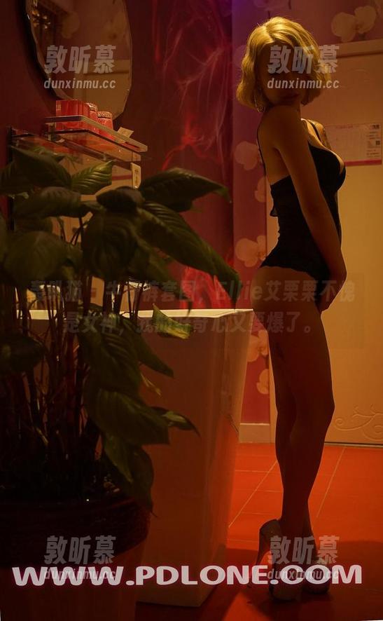 轰趴猫 - 牛仔裤套图，Ellie艾栗栗不愧是女神，我的好奇心又要爆了。