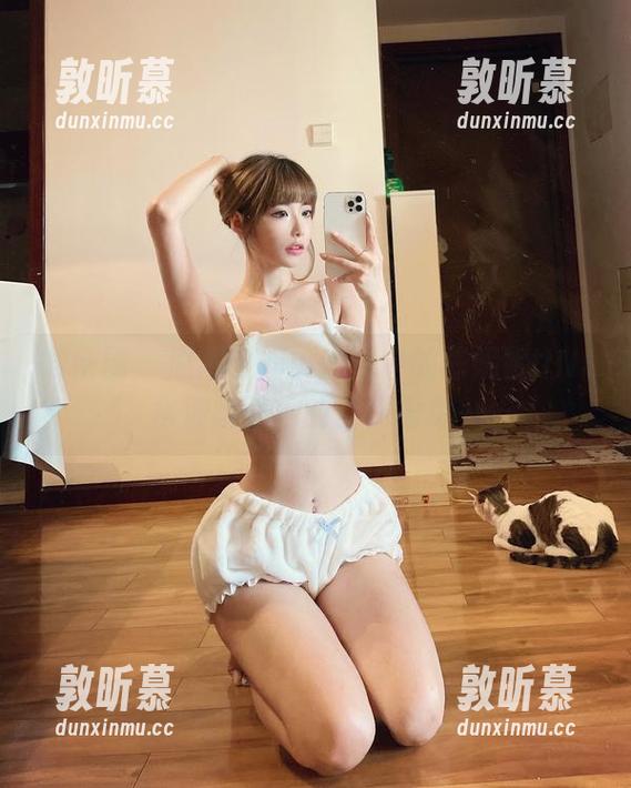 微密圈 - 原图时刻：泳池中的陈妮妮UNI，水波随着她的步伐摇曳……